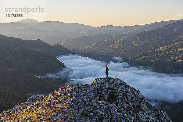 Italien  Umbrien  Sibillini-Nationalpark  Wanderer bei Sonnenaufgang auf Aussichtspunkt stehend