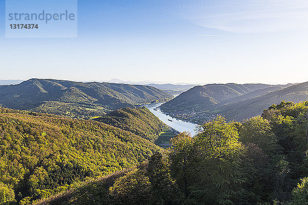 Österreich  Wachau  Blick von Burg Aggstein über die Donau