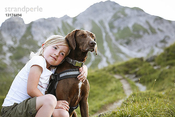 Österreich  Südtirol  junges Mädchen mit ihrem Hund