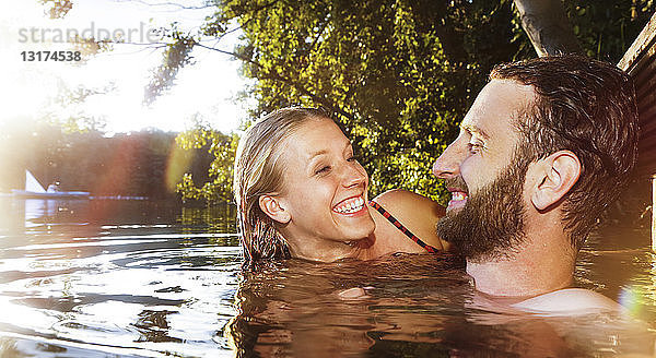 Glückliches junges Paar in einem See