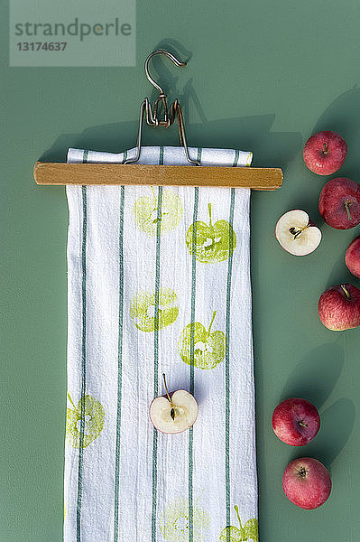 Textildruck auf Küchentuch mit Apfelhälften