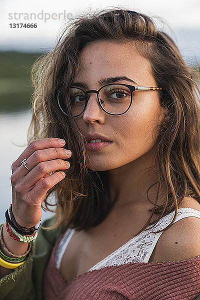 Porträt einer schönen jungen Frau mit Brille