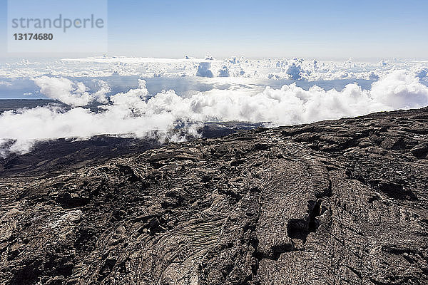 Reunion  Reunion-Nationalpark  Schildvulkan Piton de la Fournaise  Caldera Enclos Fouque und Rempart  Lavafeld  AA-Lava über Pahoehoe-Lava