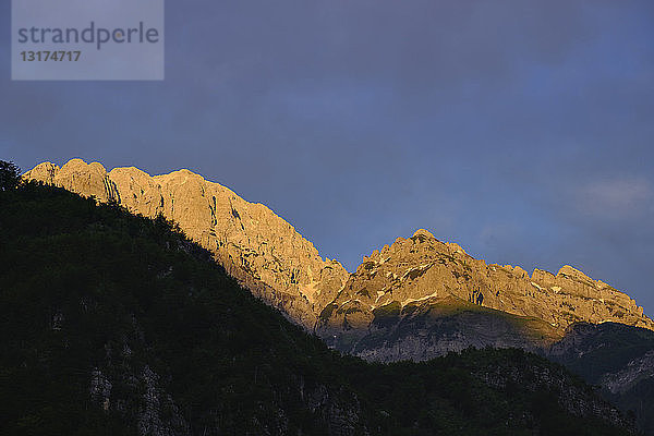 Albanien  Shkoder County  Albanische Alpen  Theth Nationalpark  Theth  Berge im Abendlicht