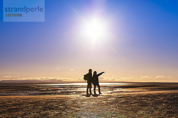Großbritannien  Schottland  Solway Firth  Silhouette eines reifen Paares