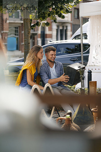 Belgien  Tongeren  junges Paar auf einem Antiquitäten-Flohmarkt