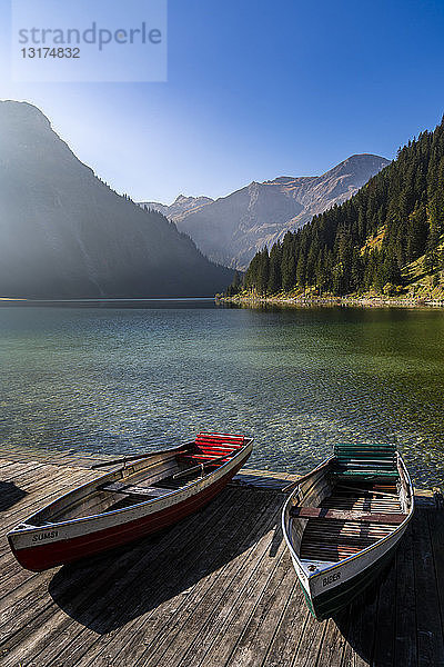 Österreich  Tirol  Allgäuer Alpen  Tannheimer Berge  Blick auf Boote auf dem Vilsalpsee