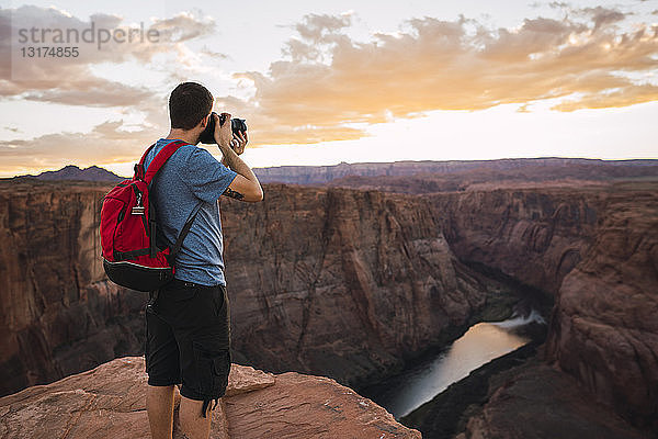 USA  Arizona  Colorado River  Horseshoe Bend  junger Mann auf Aussichtspunkt  Fotografieren