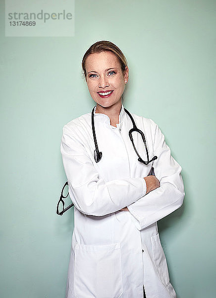 Porträt einer lächelnden Ärztin mit Stethoskop
