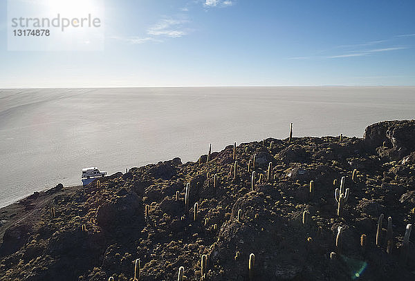 Bolivien  Salar de Uyuni  Camper auf Salzsee stehend