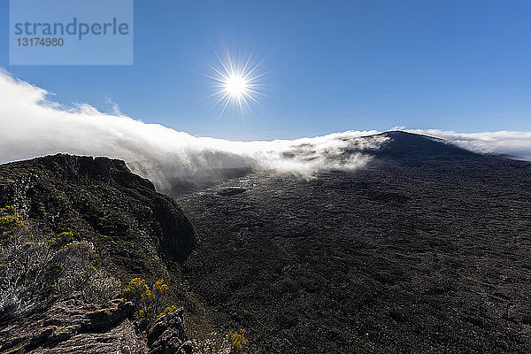 Reunion  Nationalpark Reunion  Schildvulkan Piton de la Fournaise  Blick vom Pas de Bellecombe gegen die Sonne
