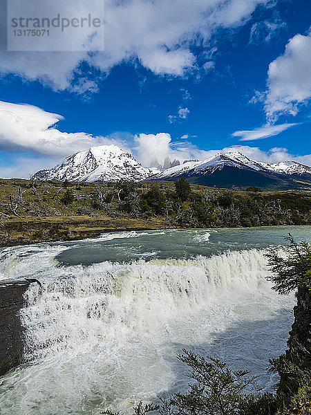 Chile  Patagonien  Region Magallanes y la Antartica Chilena  Nationalpark Torres del Paine  Cerro Paine Grande und Torres del Paine  Rio Paine  Katarakte
