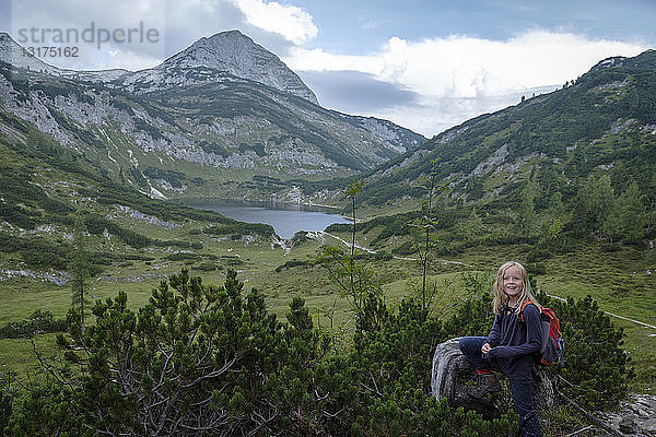 Österreich  Ausseer Land  Wanderndes Mädchen in den Bergen