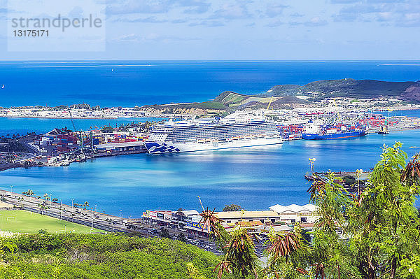 Neukaledonien  Noumea  Hafen und Kreuzfahrtschiff