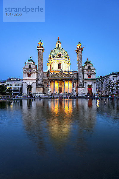 Österreich  Wien  Karlskirche  blaue Stunde