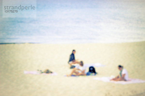 Drei Personen am Strand