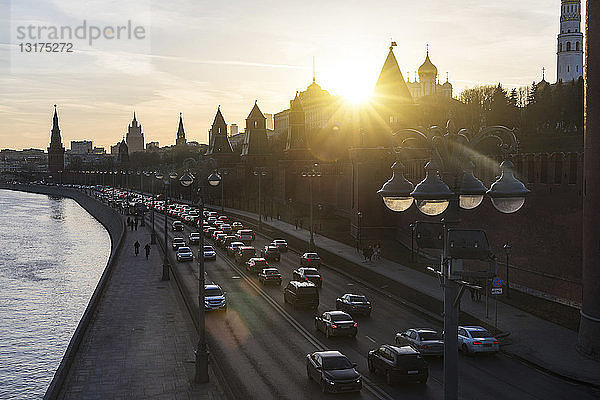 Russland  Moskau  Der Kreml-Damm mit starkem Verkehr