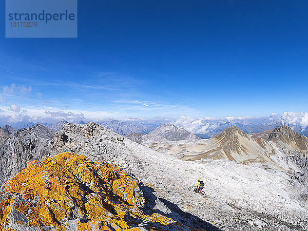 Grenzregion Italien Schweiz  Mountainbike fahrender Mann auf Trail am Piz Umbrail