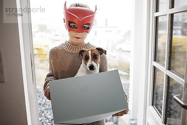 Porträt eines Jungen mit Superhelden-Maske mit Jack Russel Terrier in