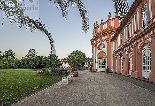 Deutschland  Hessen  Wiesbaden  Schloss Biebrich am Abend