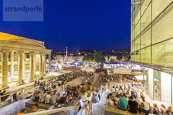 Deutschland  Stuttgart  Schlossplatz  Neues Schloss  Königsbau  Kunstmuseum während des Sommerfestes  Blaue Stunde