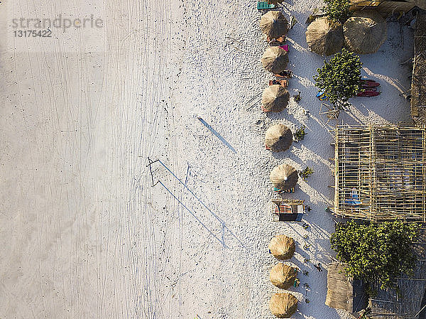 Indonesien  Lombok  Luftaufnahme des Tanjung Aan Strandes  Strohschirme von oben