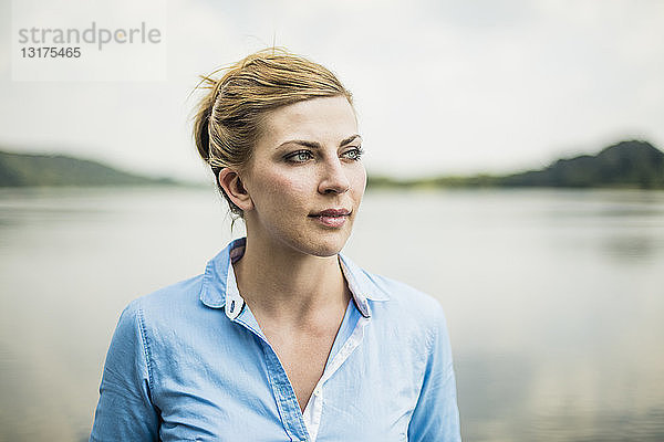 Porträt einer Frau an einem See mit Blick zur Seite