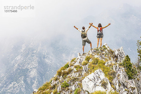 Italien  Massa  glückliches Paar jubelt auf dem Gipfel eines Gipfels in den Alpi Apuane