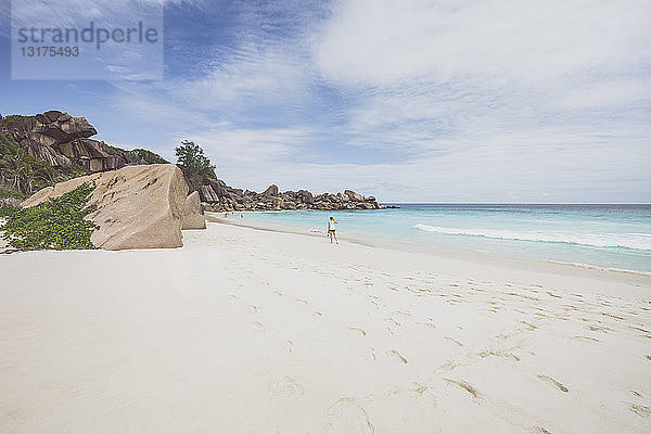 Seychellen  La Digue  Grand Anse  Frau beim Strandspaziergang