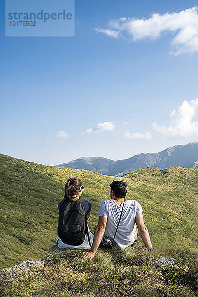 Bulgarien  Balkangebirge  auf dem Aussichtspunkt sitzendes Ehepaar  Rückansicht