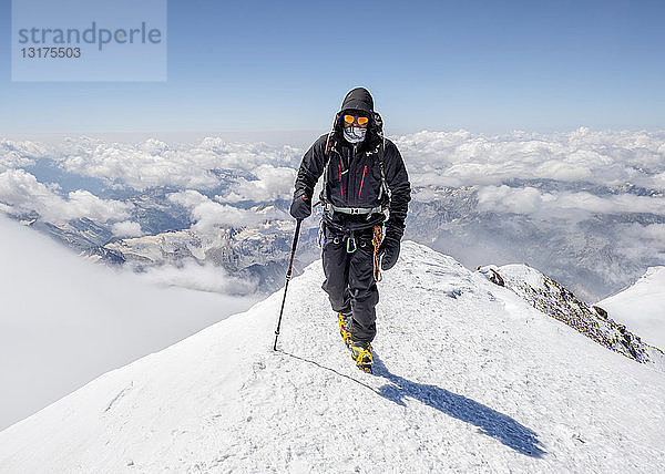 Russland  Oberes Baksan-Tal  Kaukasus  Bergsteiger beim Aufstieg auf den Elbrus