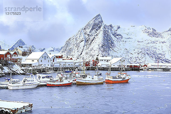 Norwegen  Lofoten  Insel Hamnoy  Fischerhütten und Boote