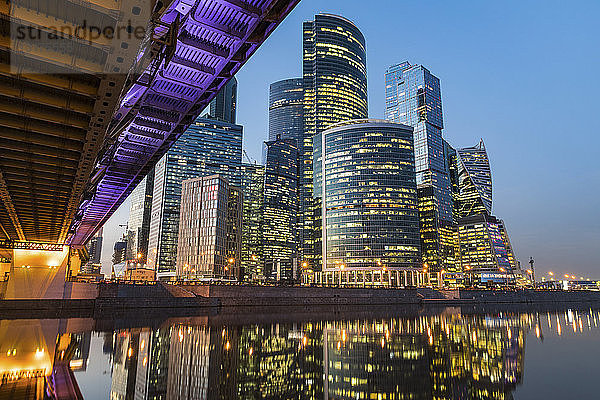 Russland  Moskau  Moderne Wolkenkratzer des Finanzdistrikts in der Abenddämmerung