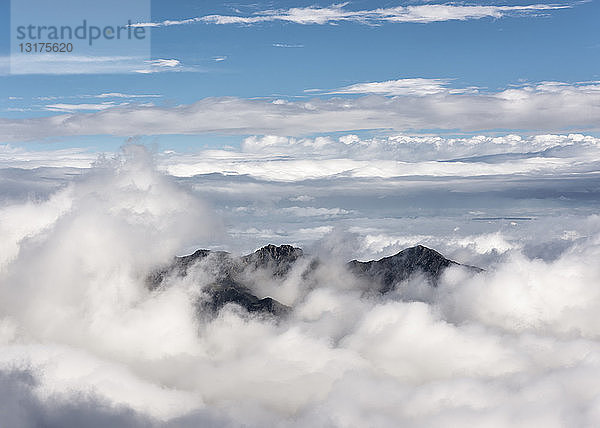 Russland  Oberes Baksan-Tal  Kaukasus  Berggipfel in den Wolken