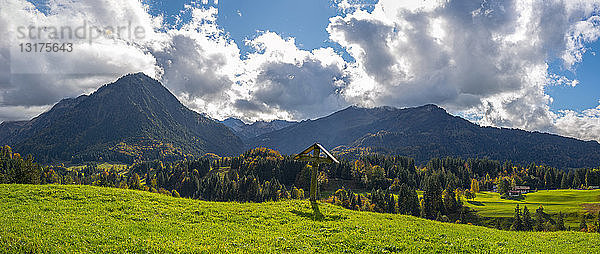 Deutschland  Bayern  Allgäu  Allgäuer Alpen  Oberstdorf  Kreuz im Oy-Tal  im Hintergrund das Stillachtal