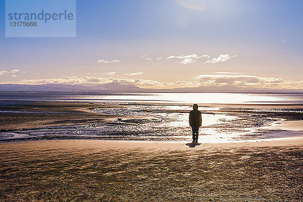 Großbritannien  Schottland  Solway Firth  Silhouette einer am Strand stehenden Touristin