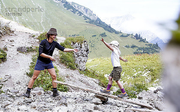 Österreich  Südtirol  Mädchen balanciert auf Holz