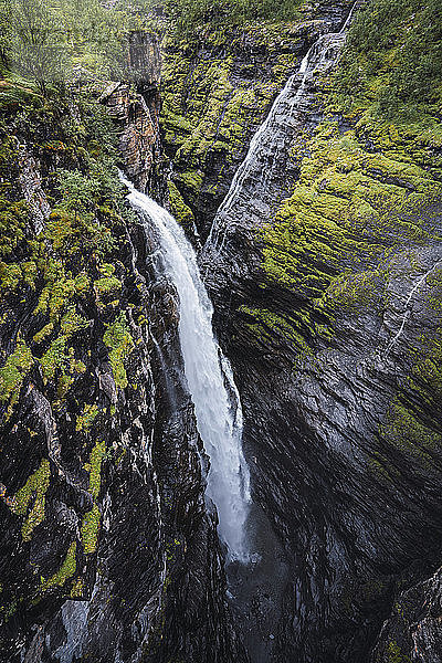 Norwegen  Lappland  Nordkap  Wasserfall an einer Klippe