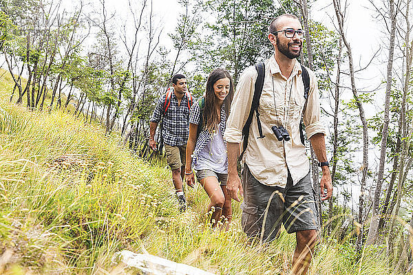 Italien  Massa  Gruppe junger Leute beim Wandern in den Alpi Apuane