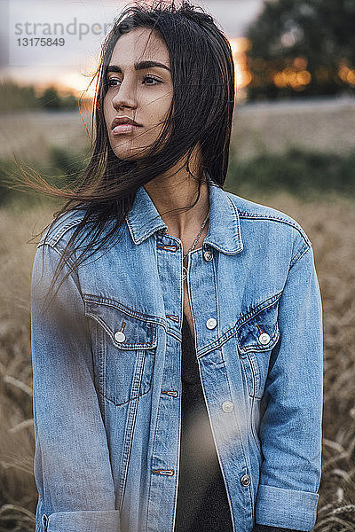 Porträt einer jungen Frau in Jeansjacke