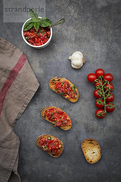 Bruschetta mit Tomate  Basilikum  Knoblauch und Weißbrot