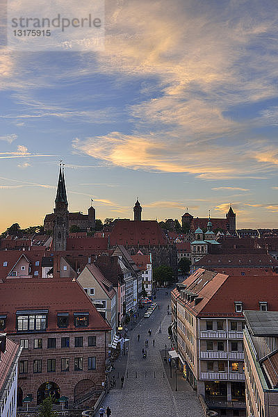 Nürnbergs Skyline bei Sonnenuntergang  Bayern  Mittelfranken  Deutschland