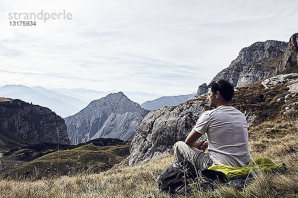 Österreich  Tirol  Rofangebirge  Wanderer bei einer Pause