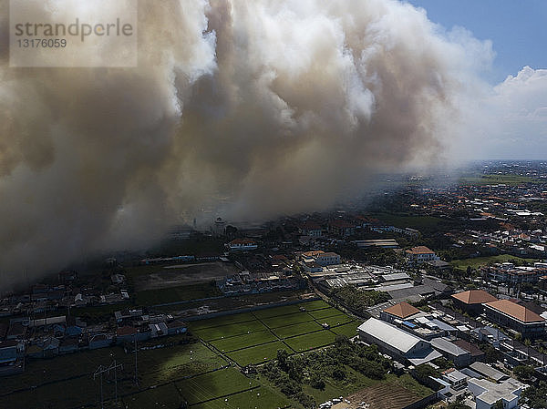 Indonesien  Bali  Luftaufnahme von Sanur  Rauch