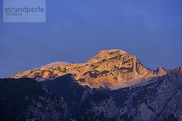 Albanien  Shkoder County  Albanische Alpen  Theth Nationalpark  Theth  Berge im Abendlicht