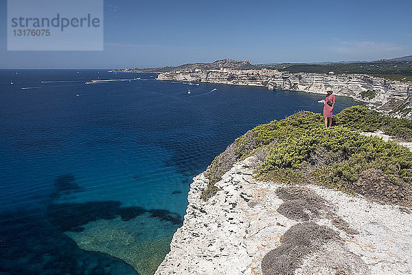 Korsika  Mittelmeerküste  Frau auf Felsklippe stehend