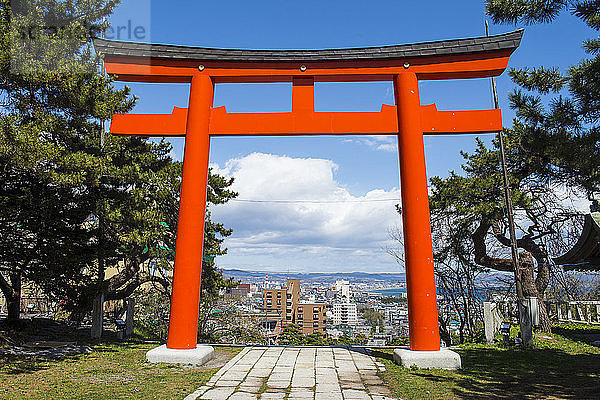 Hokkaido  Hakodate  Yukura-Schrein  Blick über Hakodate durch ein rotes Tor