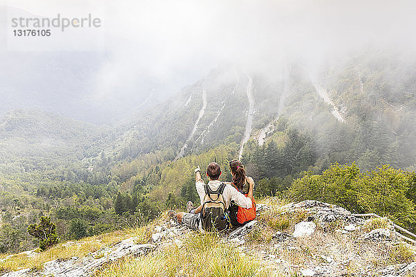 Italien  Massa  Ehepaar mit Blick auf die schöne Aussicht in den Alpi Apuane