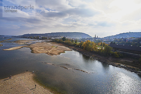 Deutschland  Rheinland-Pfalz  Bingen  Rhein bei der Nahemündung  Niedrigwasser