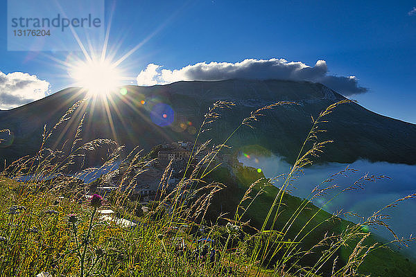 Italien  Umbrien  Sibillini-Nationalpark  Piano Grande di Castelluccio di Norcia bei Sonnenaufgang